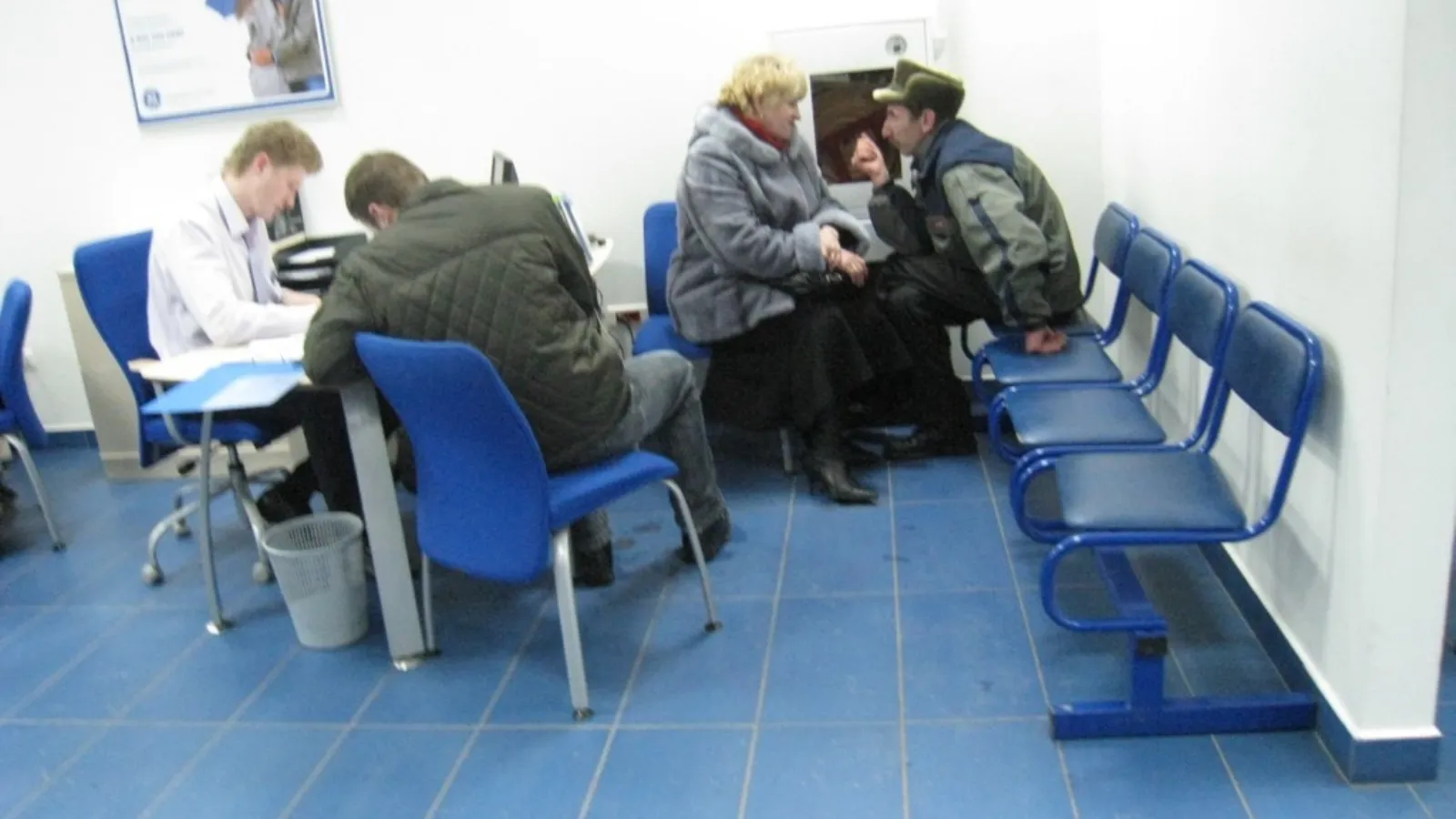 No queue hygiene. Customers waited and consulted in the same crowded space, with no privacy and no clear order.